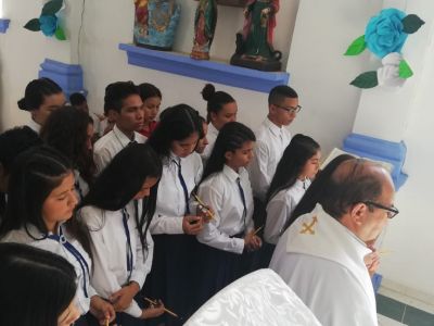 ESTUDIANTES DE 11 GRADO EN LA BENDICIÓN DEL LÁPIZ PARA LAS PRUEBAS SABER 11